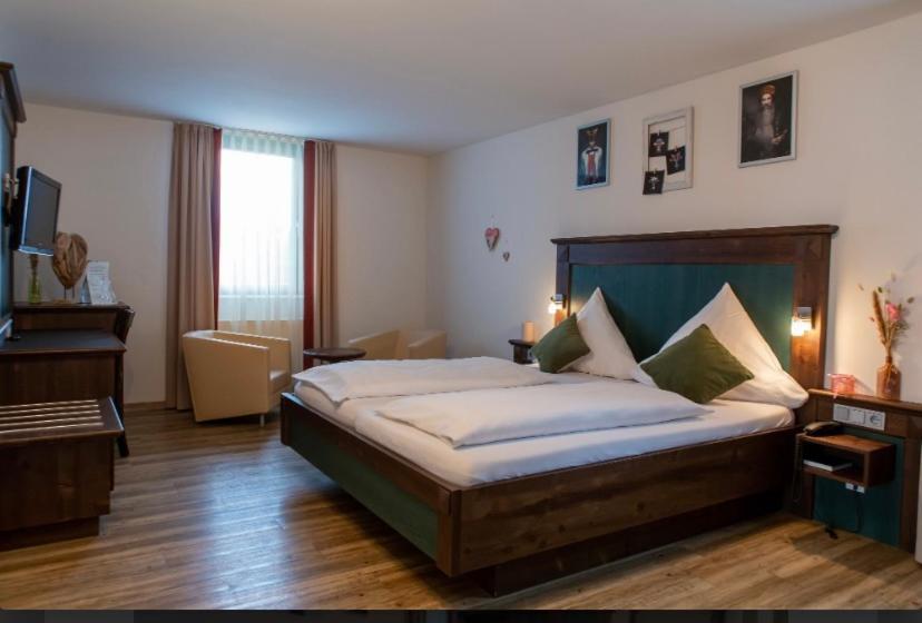 Hotel Restaurant Auerhahn Бад Вилдбад Екстериор снимка