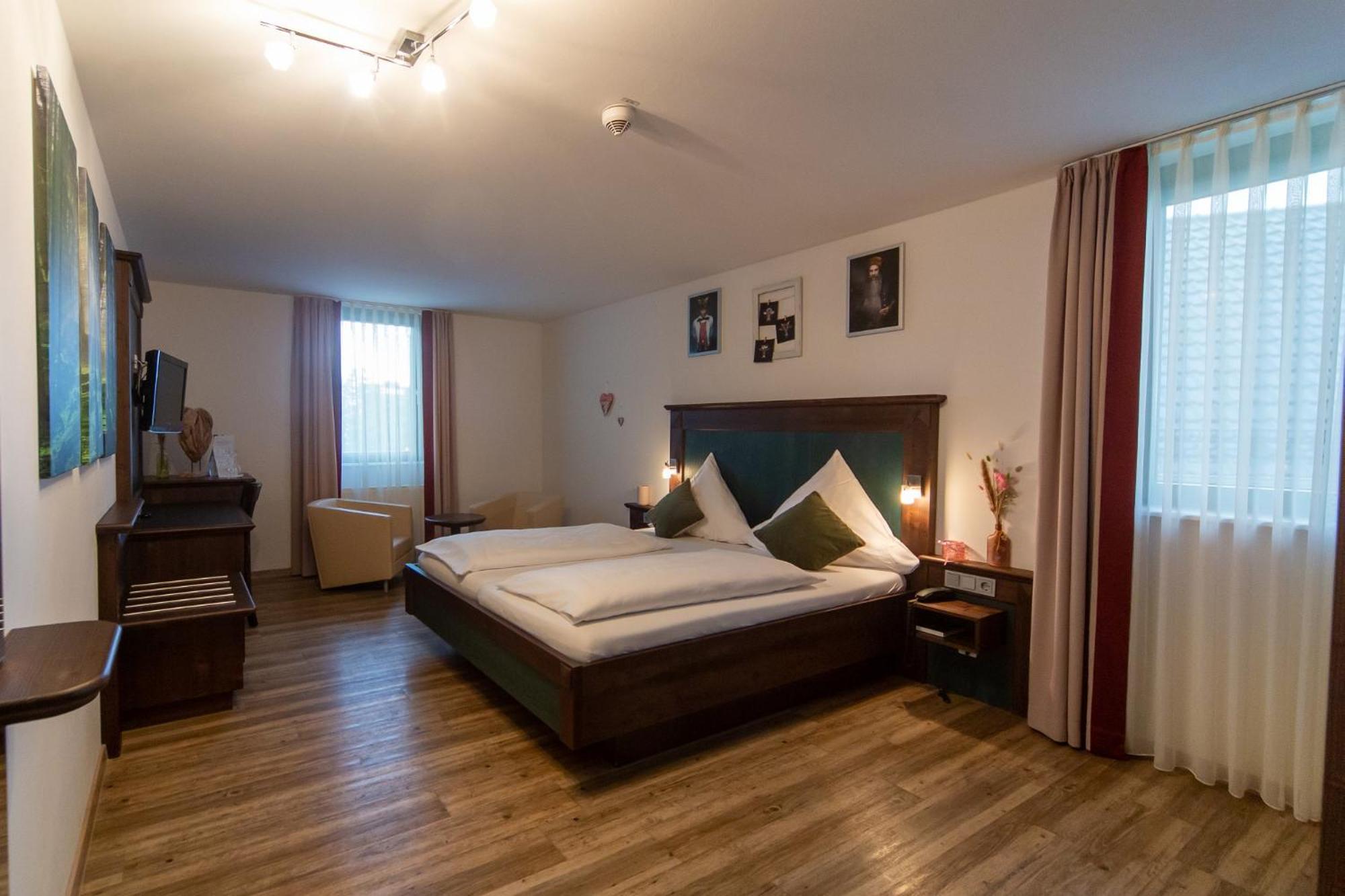 Hotel Restaurant Auerhahn Бад Вилдбад Екстериор снимка