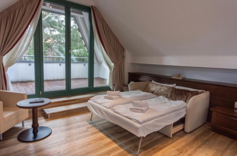 Hotel Restaurant Auerhahn Бад Вилдбад Екстериор снимка