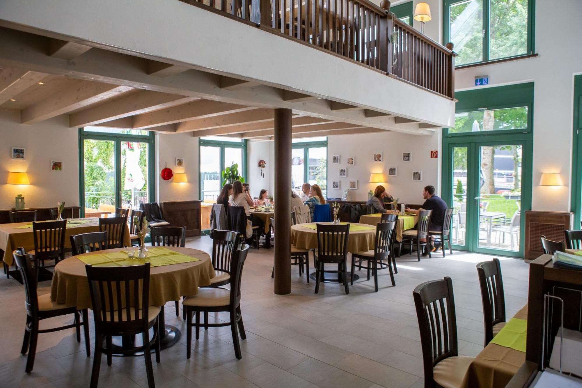 Hotel Restaurant Auerhahn Бад Вилдбад Екстериор снимка